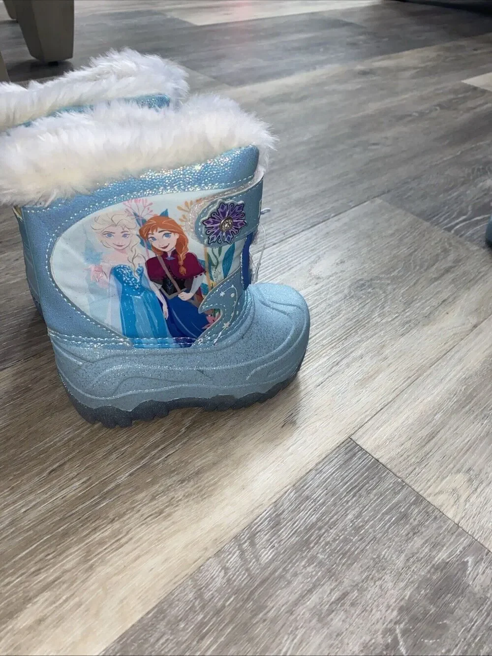 Frozen Toddler Girls Light Up Winter Boots Size 6 toddler size